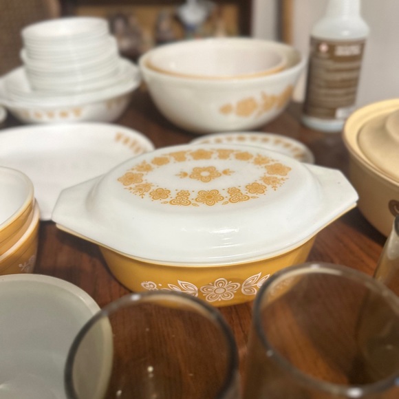 Vintage whole complete set of Pyrex and Corning dinnerware set - Picture 4 of 5